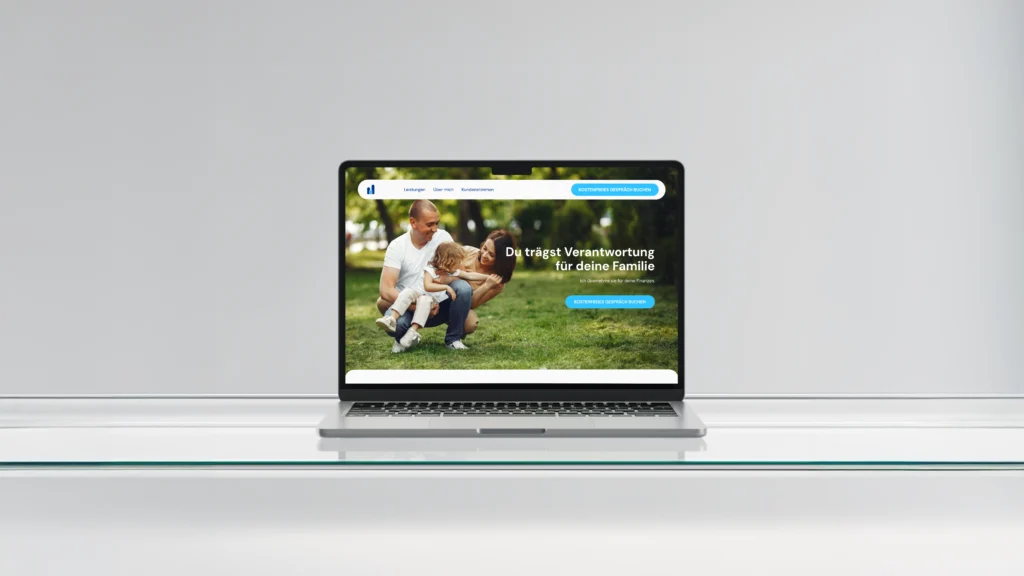Laptop mit geöffneter Website von Familienfinanzen mit Johannes Schlemmer, Startseite mit Familienfoto im Park