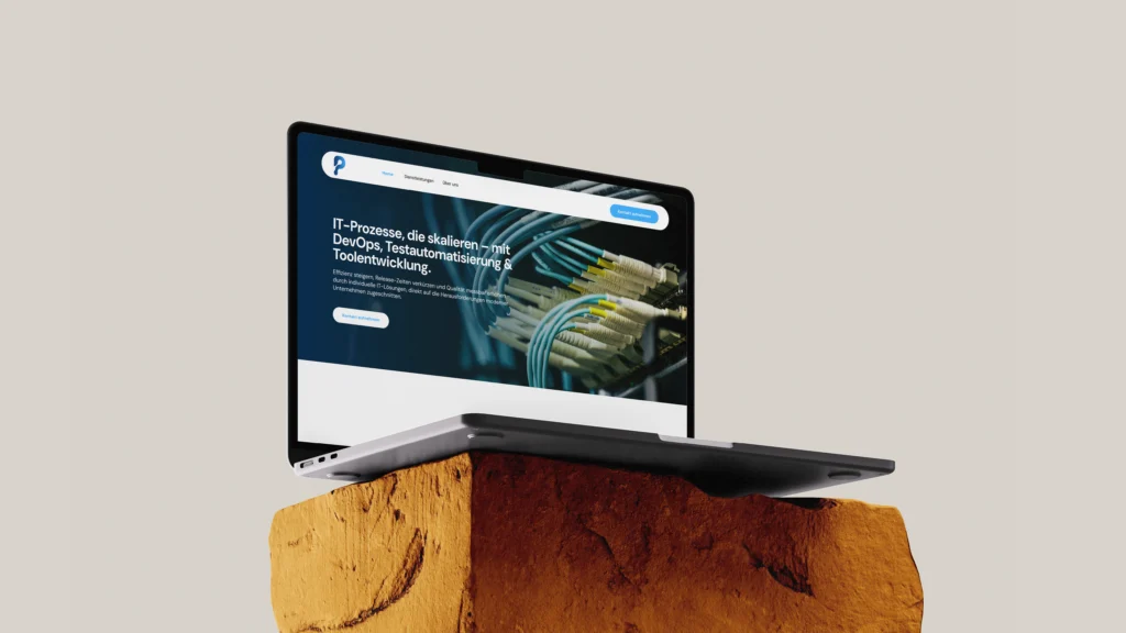 Laptop mit geöffneter Website von Pita Solutions GmbH zum Thema DevOps, Testautomatisierung und Toolentwicklung