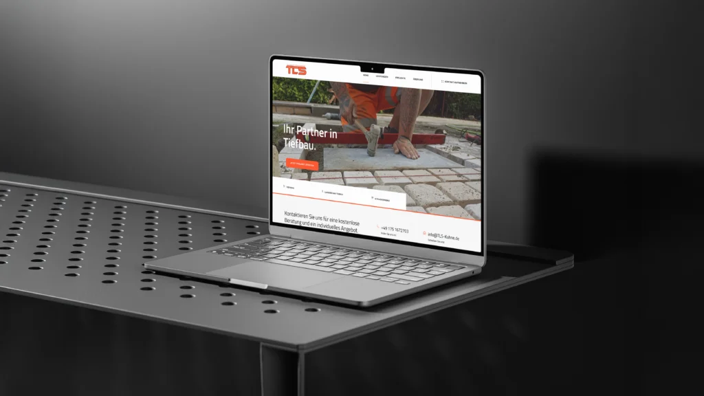 Laptop mit geöffneter Website der TLS Kuhne GmbH, Startseite mit Bild aus dem Tiefbau-Bereich