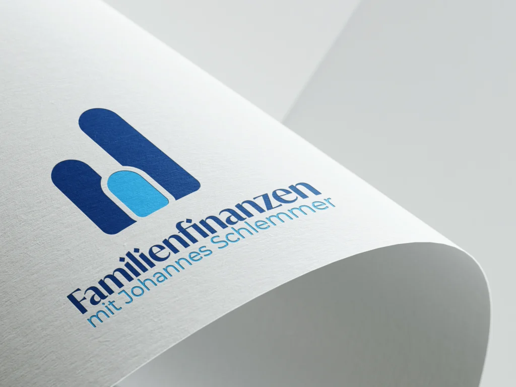 Logo von Familienfinanzen mit Johannes Schlemmer in Blautönen auf strukturiertem Papier mit stilisierter Haus- und Balkenform