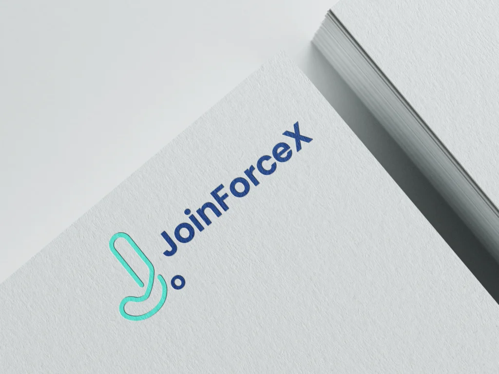 Gedrucktes Logo von JoinForceX mit modernem Schriftzug in Blau und stilisiertem Symbol in Türkis auf strukturiertem Papier