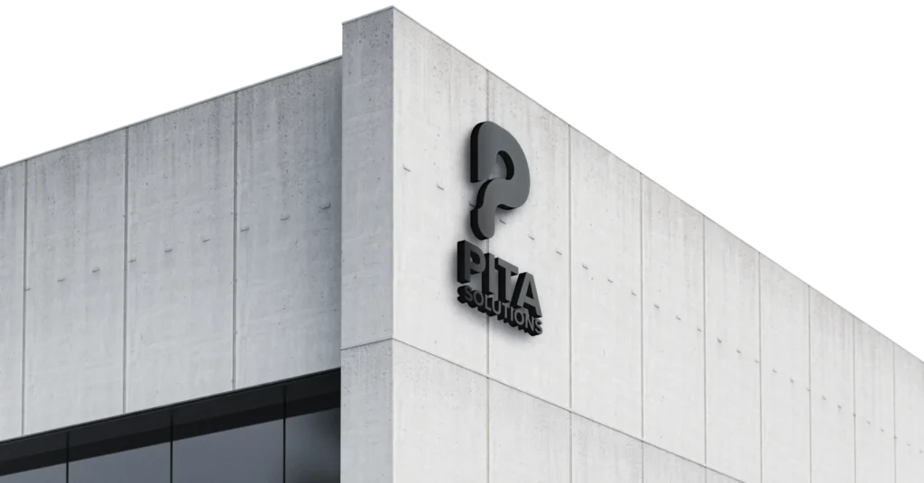 3D-Logo von Pita Solutions an einer modernen Betonfassade, stilvoll umgesetzt in schwarzer Typografie und abstrakter Symbolik